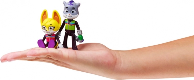 Zwei heldenhafte Figuren mit „Flügeln“