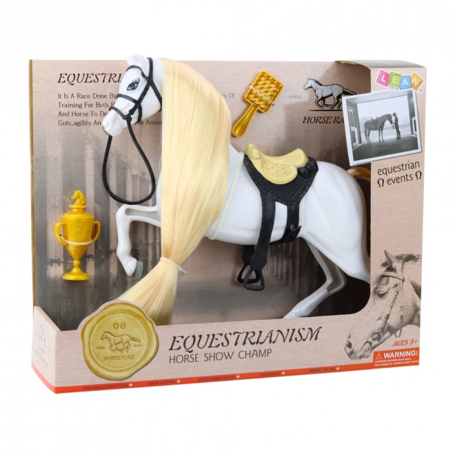 Pferd mit langer Mähne und weißen Accessoires