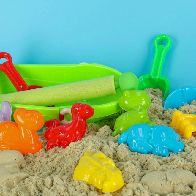 Kinderboot mit Sandspielzeug und Wasserpistole
