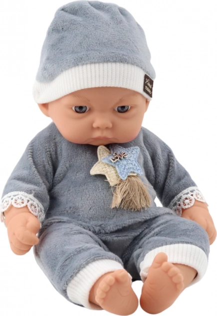 Baby-Puppe im grauen Pyjama mit Mütze