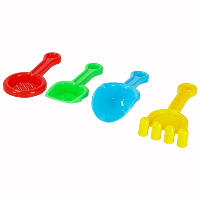 Kinderboot mit Sandspielzeug und Wasserpistole