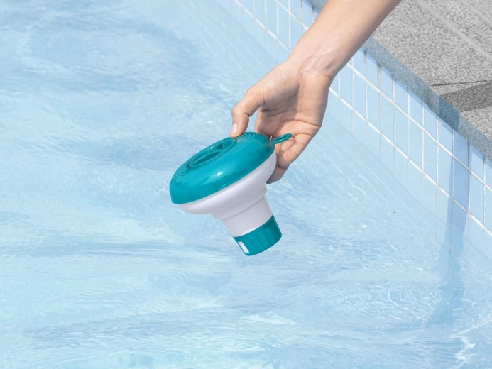 Gleichmäßige Verteilung auf der Wasseroberfläche