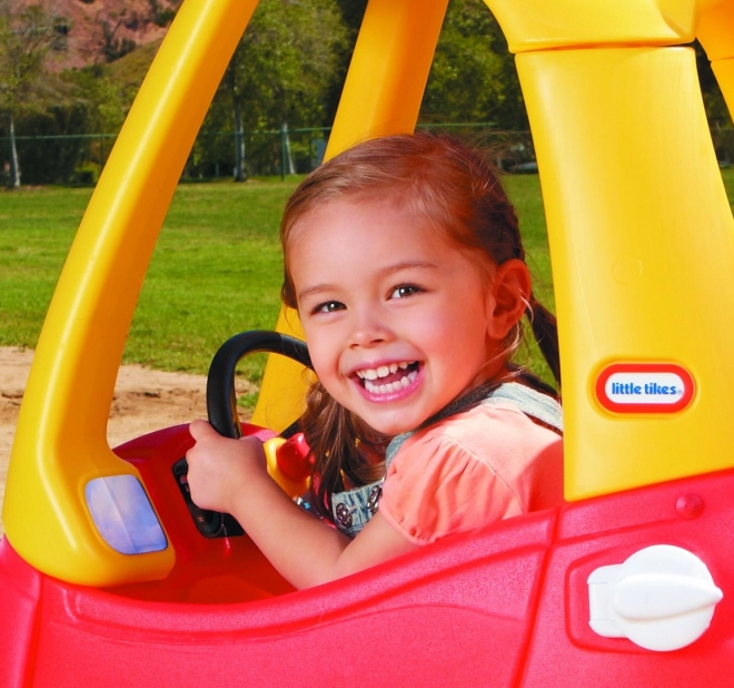 Kleines Tikes Cozy Coupe mit neuen Augen