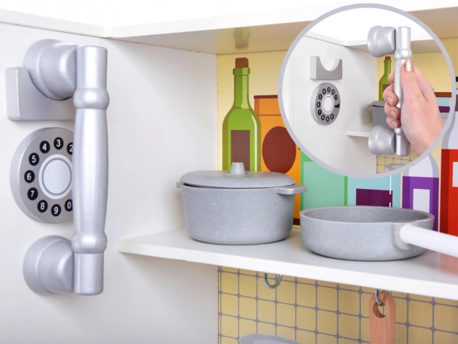 Große Holzküche mit Kühlschrank und Backofen