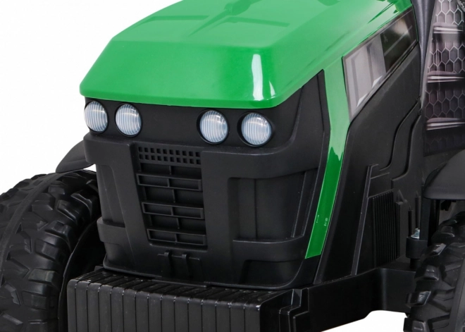 Titantraktor mit Anhänger grün