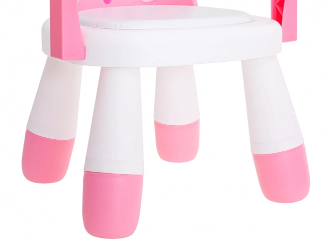 Kleiner rosa Hochstuhl und Tisch zum Füttern und Spielen