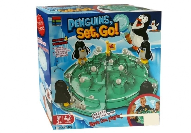 Lustiges Spiel mit Pinguinen und Schneebällen