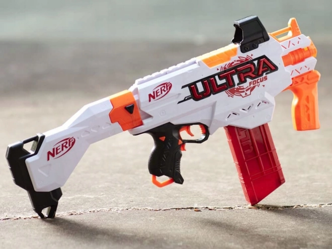 Nerf Ultra Focus Blaster mit Schaumstoffpfeilen