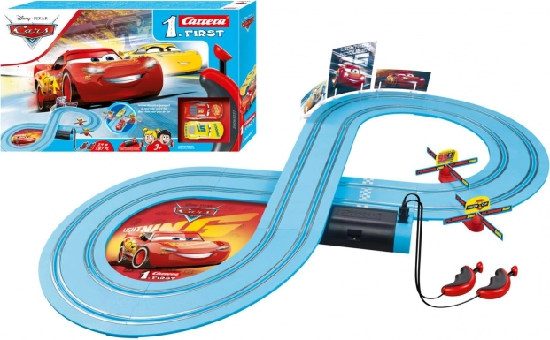 Carrera First CARS Friends Race Slotcarbahn 2,4 m