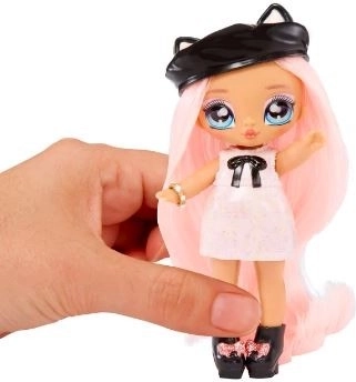 Niedliche Mini-Puppe, bereit zum Spielen