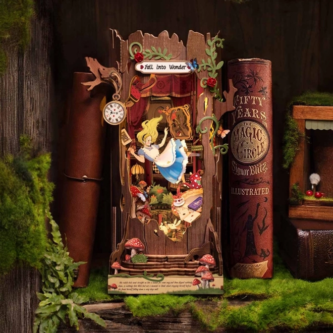 Buchstütze mit 3D-Diorama Reise ins Wunderland