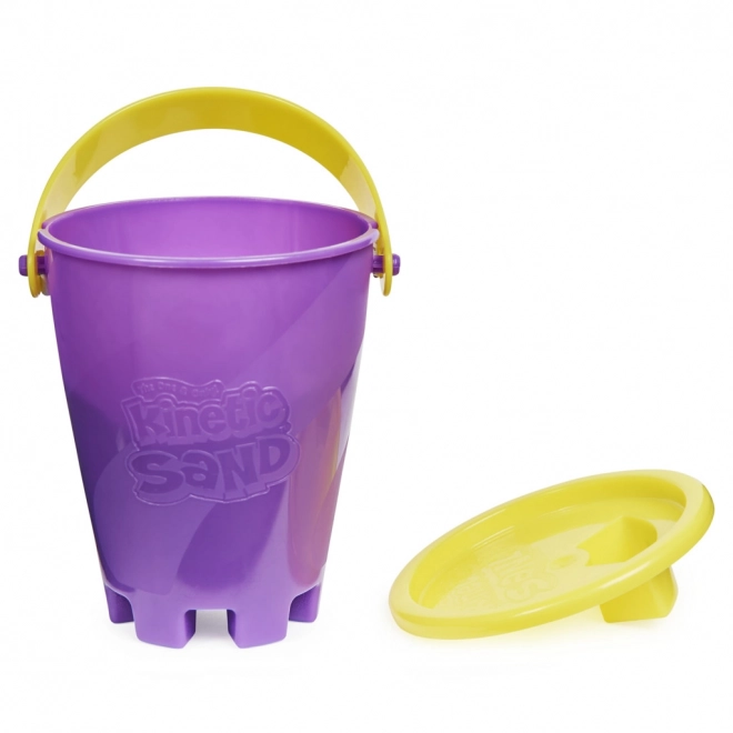 Kinetischer Sand kleiner Eimer mit flüssigem Sand