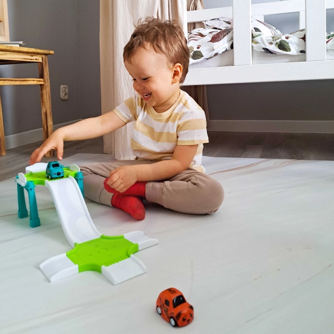 Woopie parkhaus mit tankstelle und spielzeugautos