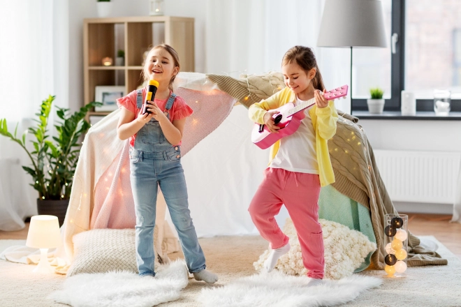 Kindergitarre aus Holz mit Metall-Saiten in Pink