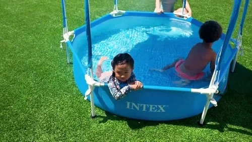 Runder Rahmenkinderpool mit Sonnenschutz
