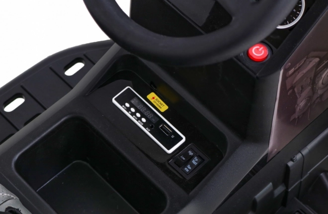 Titan-Traktor mit rotem Anhänger