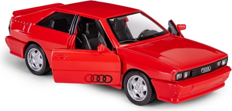 Öffnende Türen und realistisches Interieur