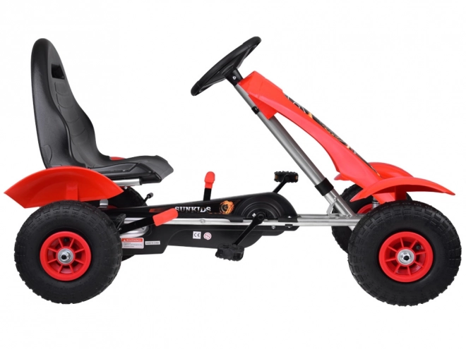 Sportlicher grüner Tretauto-Kart mit aufblasbaren Rädern