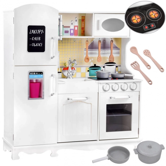 Große Holzküche mit Kühlschrank und Backofen