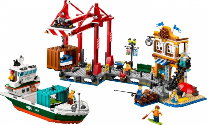 Detailliertes Frachtschiff und Hafenpier