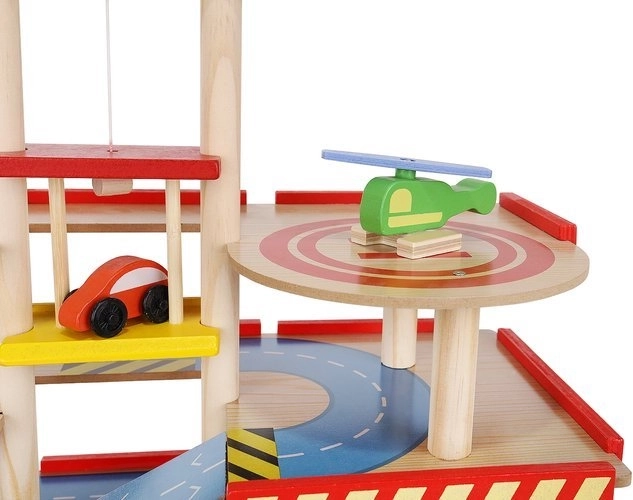 Mehrstößiger Spielspaß mit Aufzug und Heliport