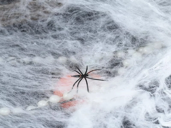 Weiße künstliche Spinnweben mit Spinnen Halloween-Dekoration