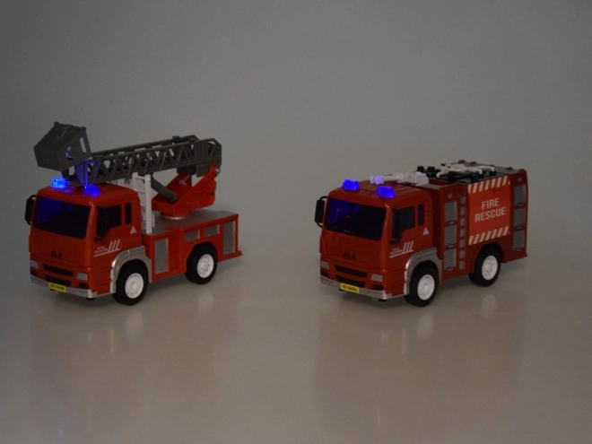 Großes Feuerwehrfahrzeuge-Set mit Sound und Kinderhelm