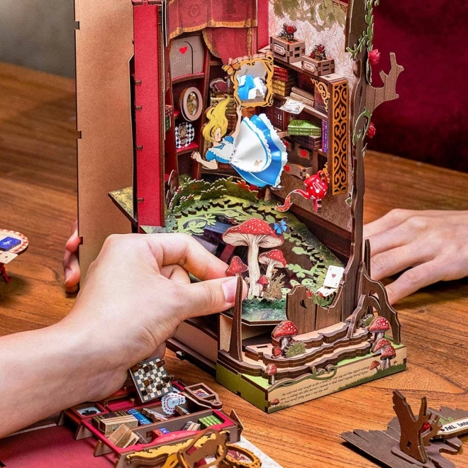 Buchstütze mit 3D-Diorama Reise ins Wunderland