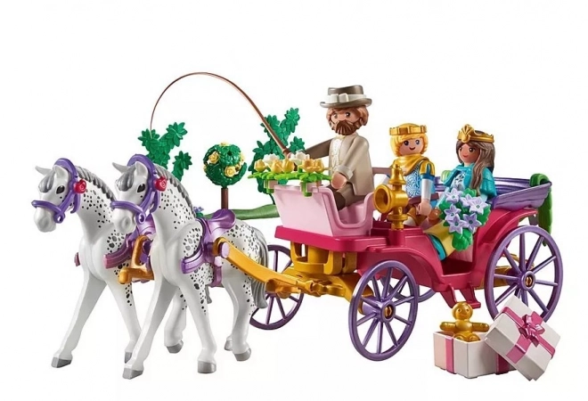 Zauberhafte Prinzessin mit Kutsche und Königspaar