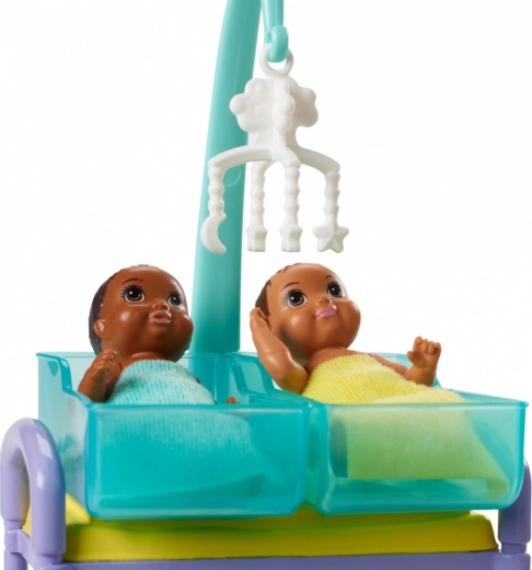 Zwei Babys und Untersuchungsliegen