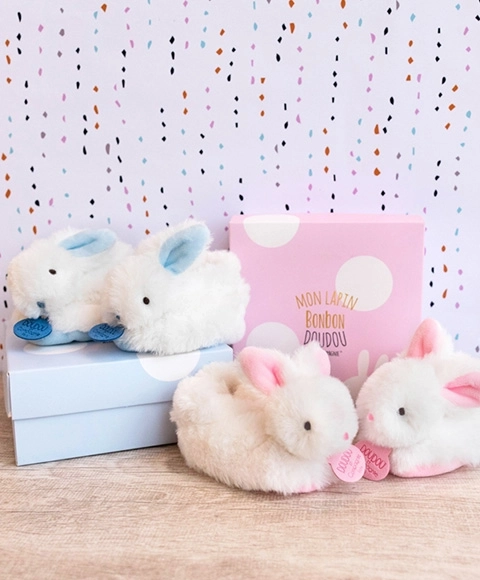 Doudou Geschenkset - Krabbelschuhe mit Rasseln Hase Blau 0-6 Monate