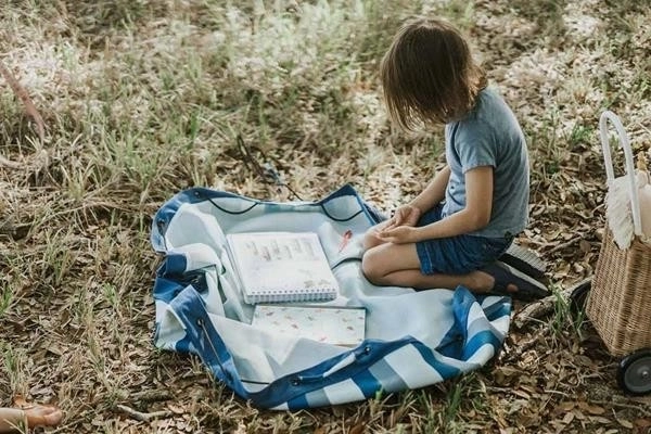 Outdoor Rucksack mit grünen Streifen