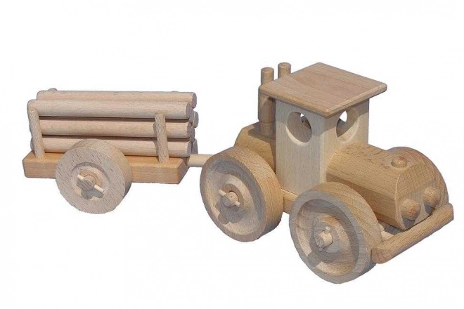 Großer Holztraktor mit Baumstämmen