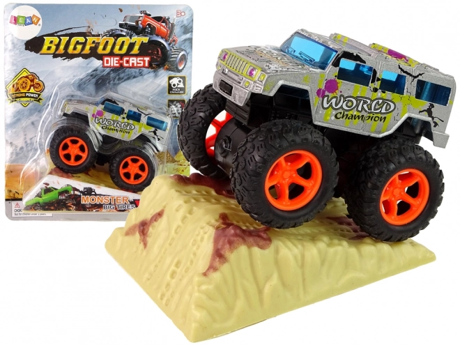 Monster Truck Spielzeugauto mit Rückziehantrieb und Sprungrampe