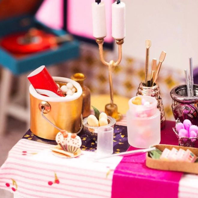 Miniatur-DIY Puppenstuben Esszimmer mit Party im Dachgeschoss