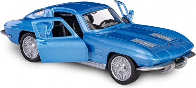 Öffnende Türen und ausgearbeiteter Innenraum