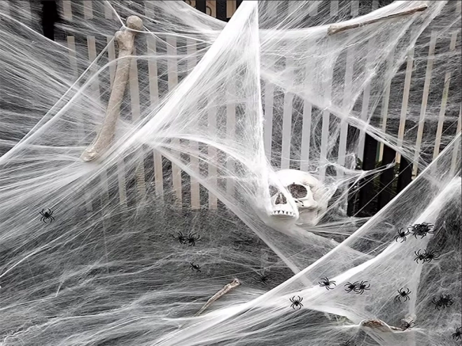 Künstliche weiße Halloween-Spinnweben mit Spinnen