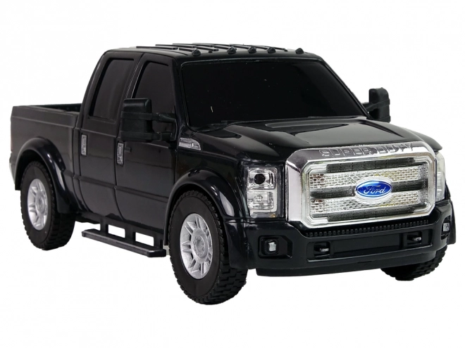 Schwarzer Ford F-350 Pick-Up mit Reibungsantrieb