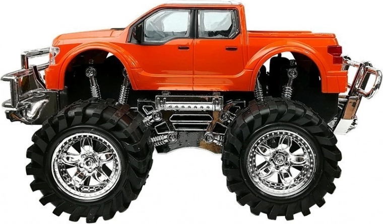 Gelände-Monstertruck mit riesigen Rädern