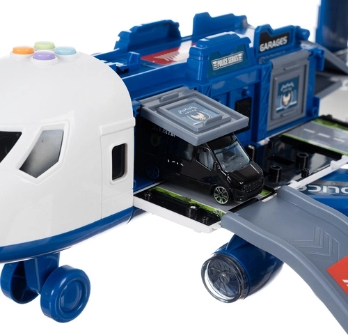 Öffnendes Flugzeug mit Parkplatz und Rampen