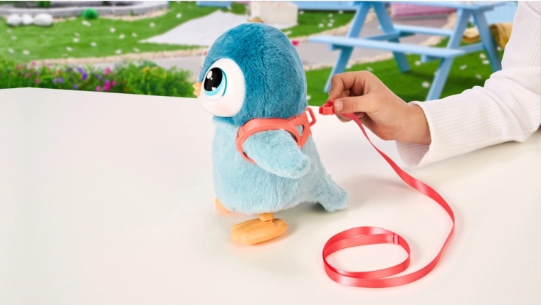 Er läuft, watschelt und schlägt mit den Flügeln