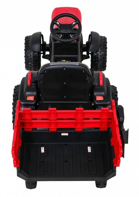 Titan-Traktor mit rotem Anhänger