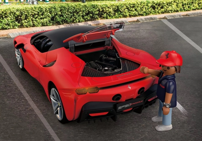 Detaillierter V8-Motor und Heckklappe zum Öffnen