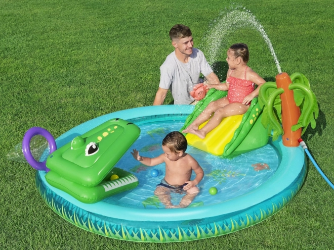 Drachen-Spielplatz mit Rutsche und Sprinkler