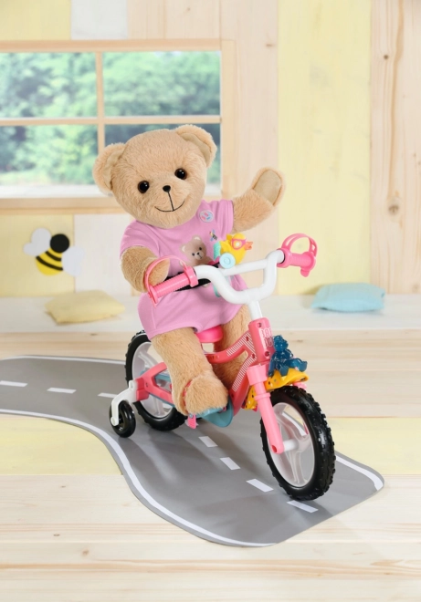 Babypuppe mit süßem Teddybär in rosa Outfit