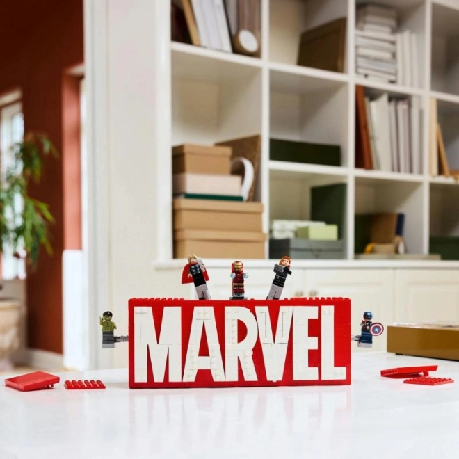 Marvel Logo mit Minifiguren Bausteinset