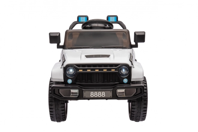 Weißer Offroad-Wagen Mountain