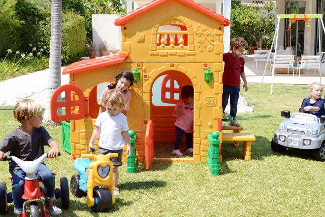Gartenhäuschen Super Villa mit Tisch und Stühlen