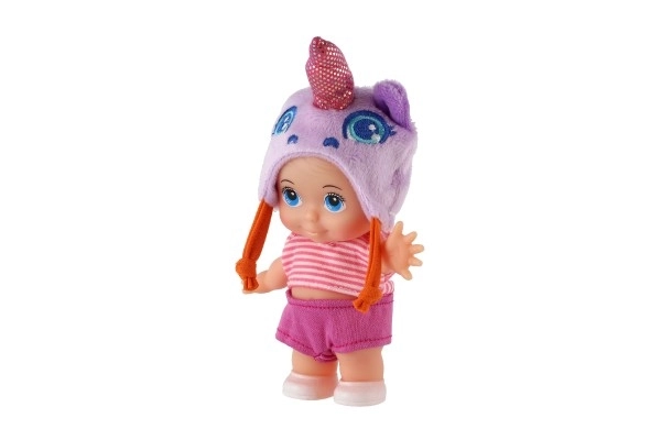 Puppe mit Mütze mit Tiermotiv