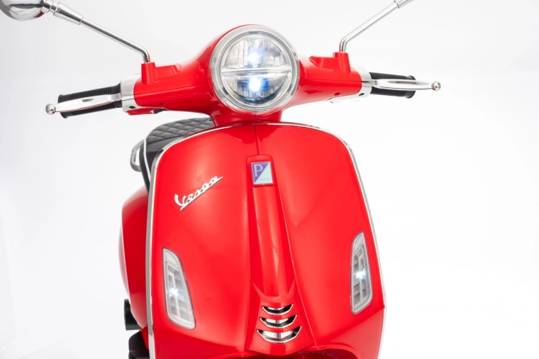 LED-Lichter und realistisches VESPA-Design